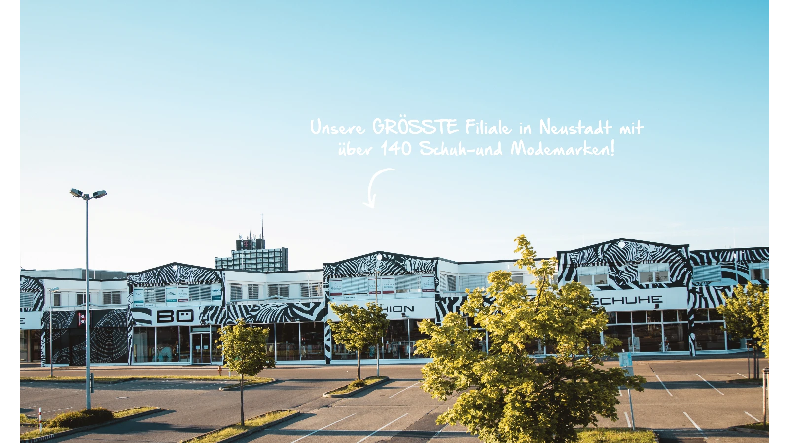 Unsere größte BÖ-Filiale bietet über 140 Marken – von Sneakern bis eleganter Mode und Accessoires. Modern gestaltet und mit persönlichem Service ist sie ein Shopping-Erlebnis und Treffpunkt für alle, die Auswahl und Qualität schätzen.
