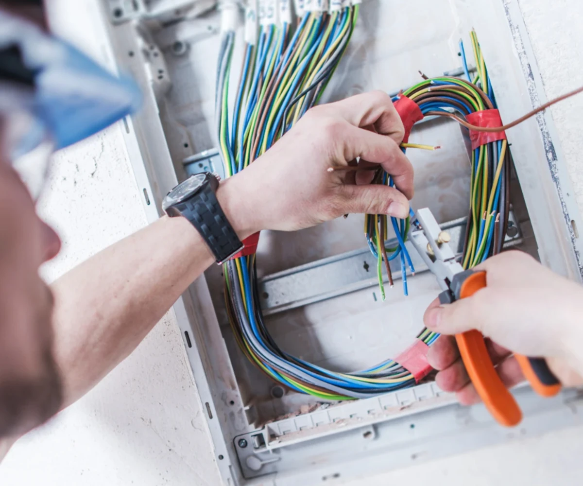 Kabel und Leitungen fachgerecht installieren